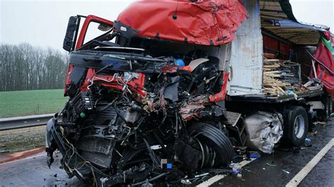 Tödlicher LKW Unfall auf der B51 bei Bitburg erneute Sperrung