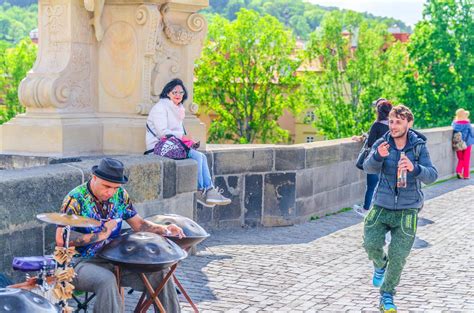 Praga República Checa Los Músicos Callejeros Están Tocando Sus