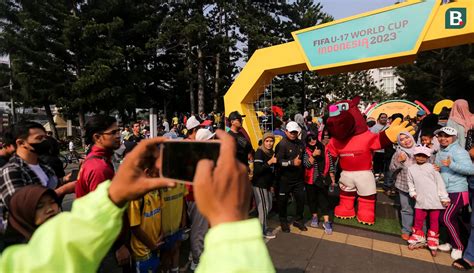 Foto Bacuya Jadi Rebutan Foto Bareng Dalam Rangkaian Acara Trophy Tour