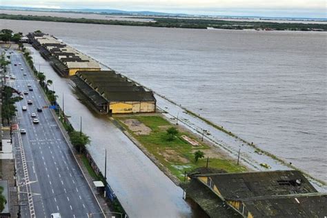 Vídeo orla de Porto Alegre é parcialmente inundada pelo Rio Guaíba