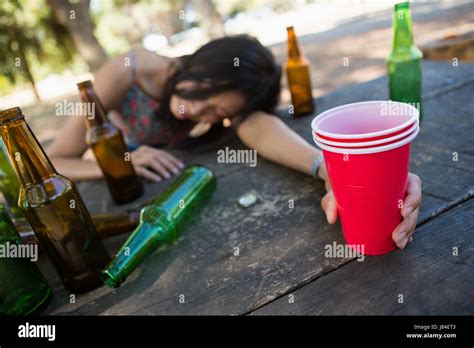 Betrunkene Frau Fotos Und Bildmaterial In Hoher Aufl Sung Alamy