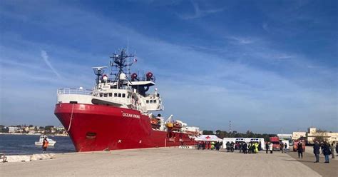 Arrivata In Porto A Brindisi Nave Ocean Viking Con Migranti