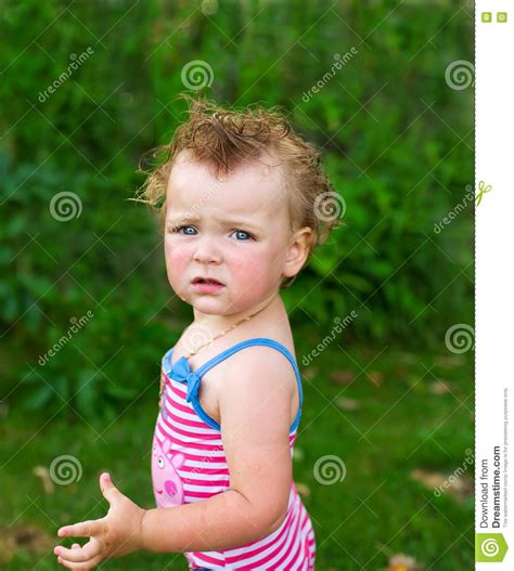 La Petite Fille Avec Du Charme Dans Un Maillot De Bain Photo Stock