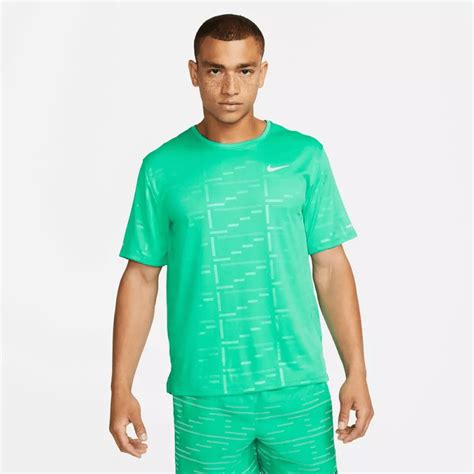 Camiseta Nike Dri FIT UV Run Division Miller Verde Titanes Esportes