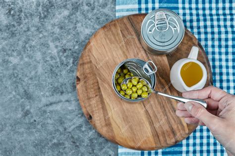 Маринованная стручковая фасоль в металлической банке с оливковым маслом ...