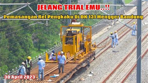 JELANG TRIAL EMU Kesibukan Pemasangan Rel Pengkaku Di Jalur