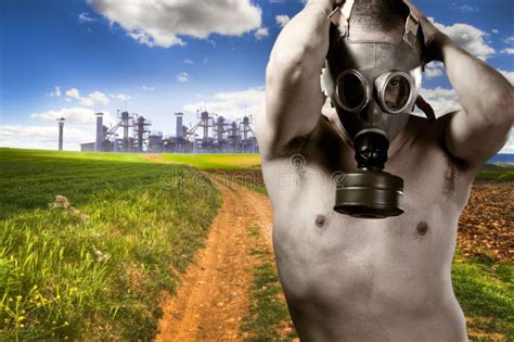 Concepto Del Ambiente Pista Urbana Y Hombre Del Nude Foto De Archivo Imagen De Miedo