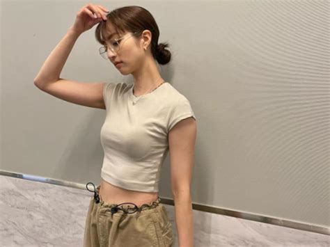 堀田茜、ピチピチtシャツでボディラインくっきり＆おなかあらわ！ 「スタイルたまらんなぁ」「涼しそー」 All About ニュース