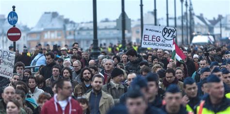 Geplante Verfassungs Nderungen Tausende Ungarn Demonstrieren Taz De