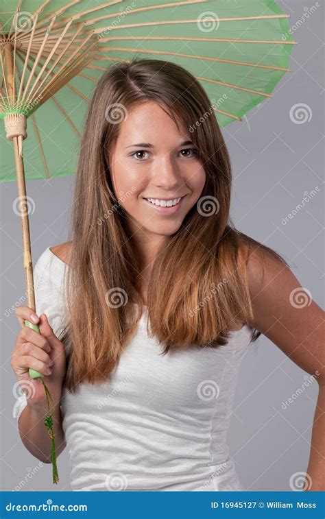 Adolescent Mignon Avec Le Parasol Image Stock Image Du Adorable