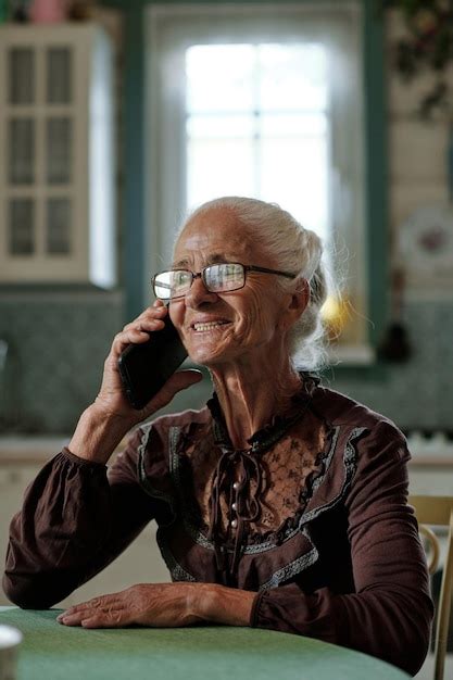 Mujer Mayor Feliz Con El Pelo Blanco Puesto En Un Mo O Sentado Junto A