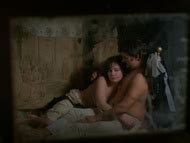 Naked Rea Mauranen in Tulipää