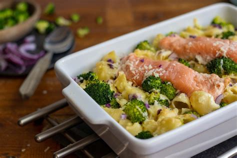 Ovenschotel Van Pasta Met Zalm Broccoli Tomaatjes En Pijnboompitten