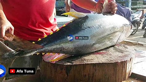 Skills In Cutting Fresh Yellowfin Tuna Using Super Sharp Machete Bro