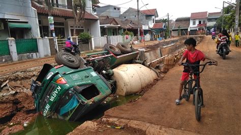 Evakuasi Truk Molen Di Pamulang Bongkar Tembok Masjid Kabar6