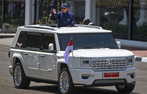 Mensesneg Anggota Kabinet Pakai Mobil Maung Buatan Pindad