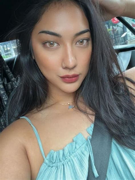 10 Selfie Anindita Hidayat Di Dalam Mobil Pesonanya Bikin Mata Ogah