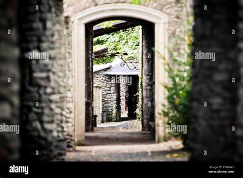 path    building stock photo alamy