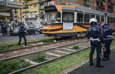 Milano 14enne Investito E Ucciso Da Un Tram Mentre Va A Scuola