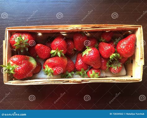 Fresas En Una Caja De Madera Foto De Archivo Imagen De Rojo Vitamina