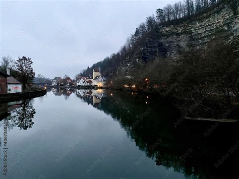 Flu Verl Uft Im Horizont Im Halbdunkeln Kahle B Ume Spiegeln Sich Im