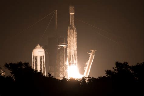 Spacex Revivez En Images Le Spectaculaire Lancement De Nuit Du Falcon