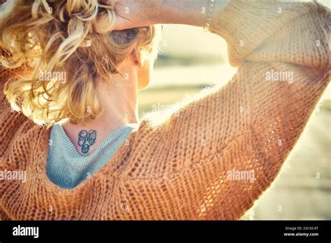 Tatouage Femme Blonde Banque D Image Et Photos Alamy
