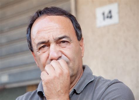 Per Mimmo Lucano Ancora Divieto Di Dimora Ma Riace Gli Dedica Il