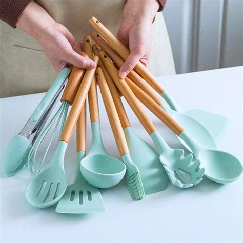 Kit Jogo C12 Peças Utensílios De Cozinha Colheres Espatula Silicone Cabo Madeira Decoração