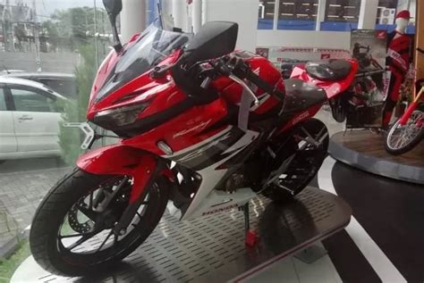 New Honda Cbr R Hadir Dengan Striping Baru Dan Program Eksklusif