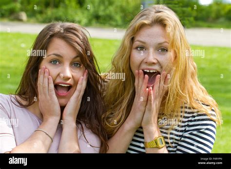 Beautiful Blonde Girl Scream Banque De Photographies Et Dimages Haute R Solution Alamy