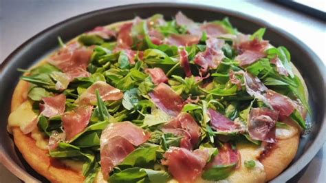 Receta de la pizza de rúcula y jamón crudo Infoagro