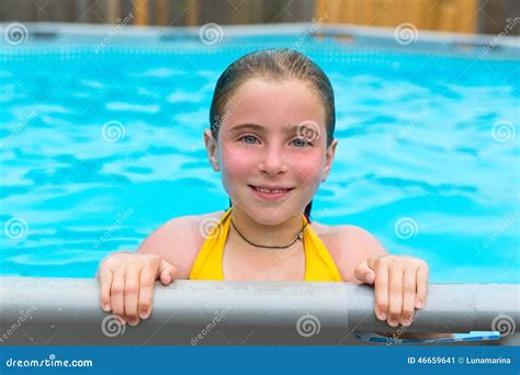 Natation Blonde De Fille Dans La Piscine Avec Les Joues Rouges Image Stock Image Du Expression