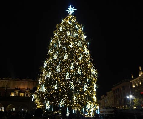 Kraków 6 12 2024 r Rozświetlenie choinki na Rynku Głównym w Mikołajki