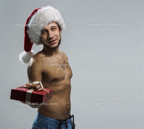 Sexy Young Man Wearing Santa Claus Hat Holding Christmas T Portraitの写真素材 90322742 イメージマート