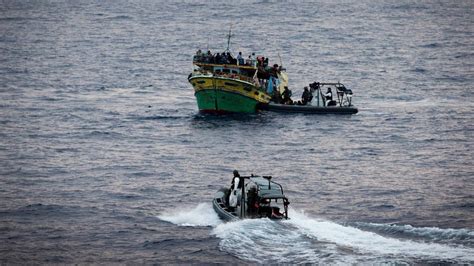 Nederlands Marineschip Redt Mensen