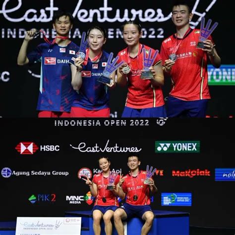 Juara Indonesia Open Ganda Campuran Zheng Si Wei Huang Ya Qiong