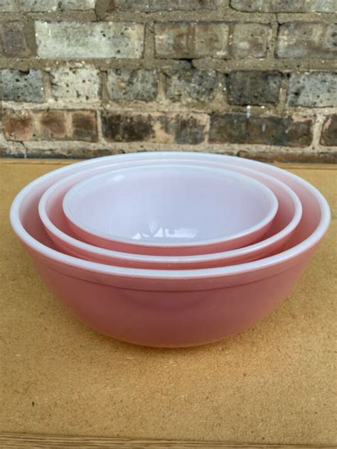 VINTAGE PYREX OVENWARE FLAMINGO PINK GLASS MIXING BOWL SET NEST OF 3