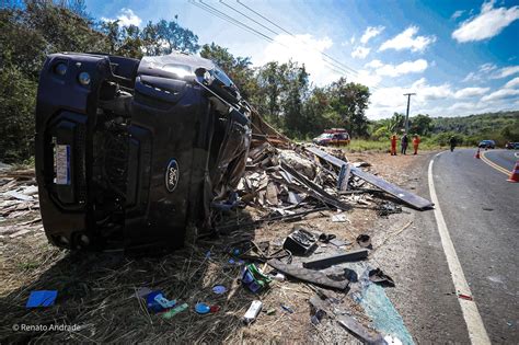 Caminh O Carregado Cer Micas Tomba E Deixa Tr S Mortos Em Uni O