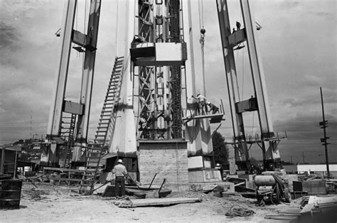 Rare Space Needle Construction Photos Make Us Wonder Whether Tech