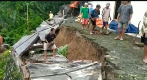 Tanah Longsor Landa Banyumas Rumah Warga Dan Masjid Ambles Tertimpa