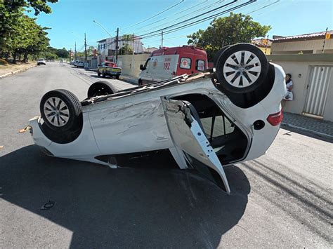 Carro capota após colidir outro veículo no bairro Coroa do Meio O