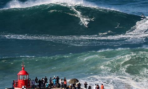 Surfistas Desafiam As Ondas Gigantes De Nazaré Em Portugal Jornal O