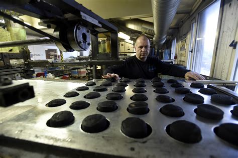 Firma Gufex z Valašska vyrobí téměř 10.000 puků na olympiádu ...