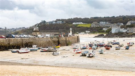 Best Beaches in St Ives: for Surfing, Walking and Relaxing!