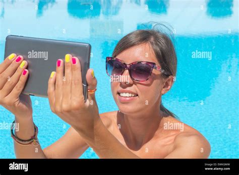 Bikini selfie fotografías e imágenes de alta resolución Alamy