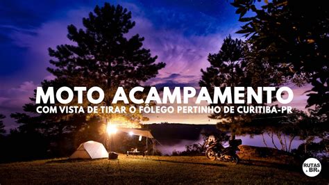 MOTO ACAMPAMENTO No Morro Vista Para Um VALE E MAR DE NUVENS