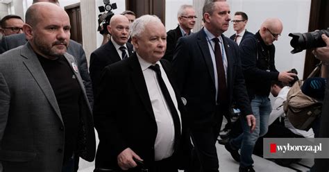 Uchwały PiS Chce chronić niezależności Trybunału Konstytucyjnego