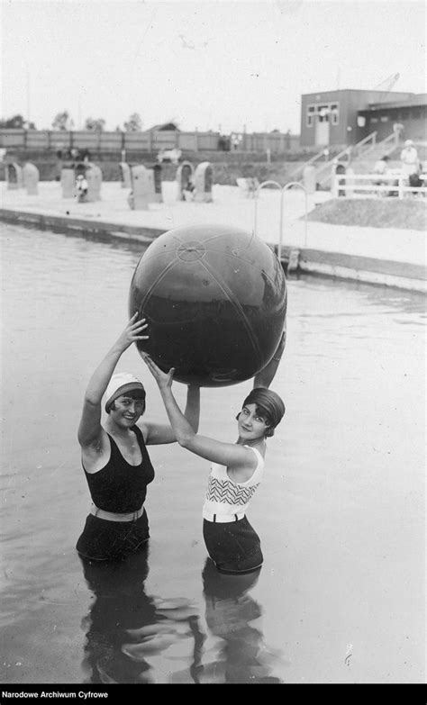 Sto lat temu na plaży nie było bikini Tak wyglądało polskie lato Moda