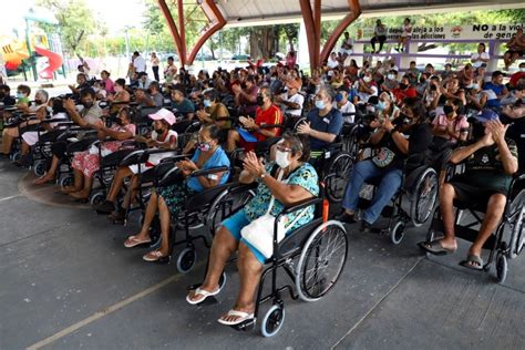 Entrega DIF BJ y beneficencia pública apoyos a personas con discapacidad